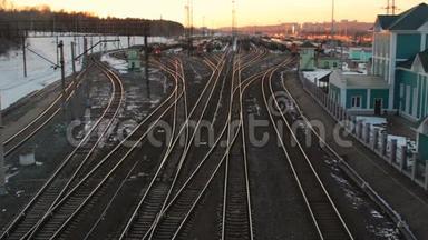 日落时分，俄罗斯铁路将铁路车场与多条铁路货运列车编组